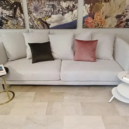 Isola Trendy Retreat - Large Flat, Apartment
